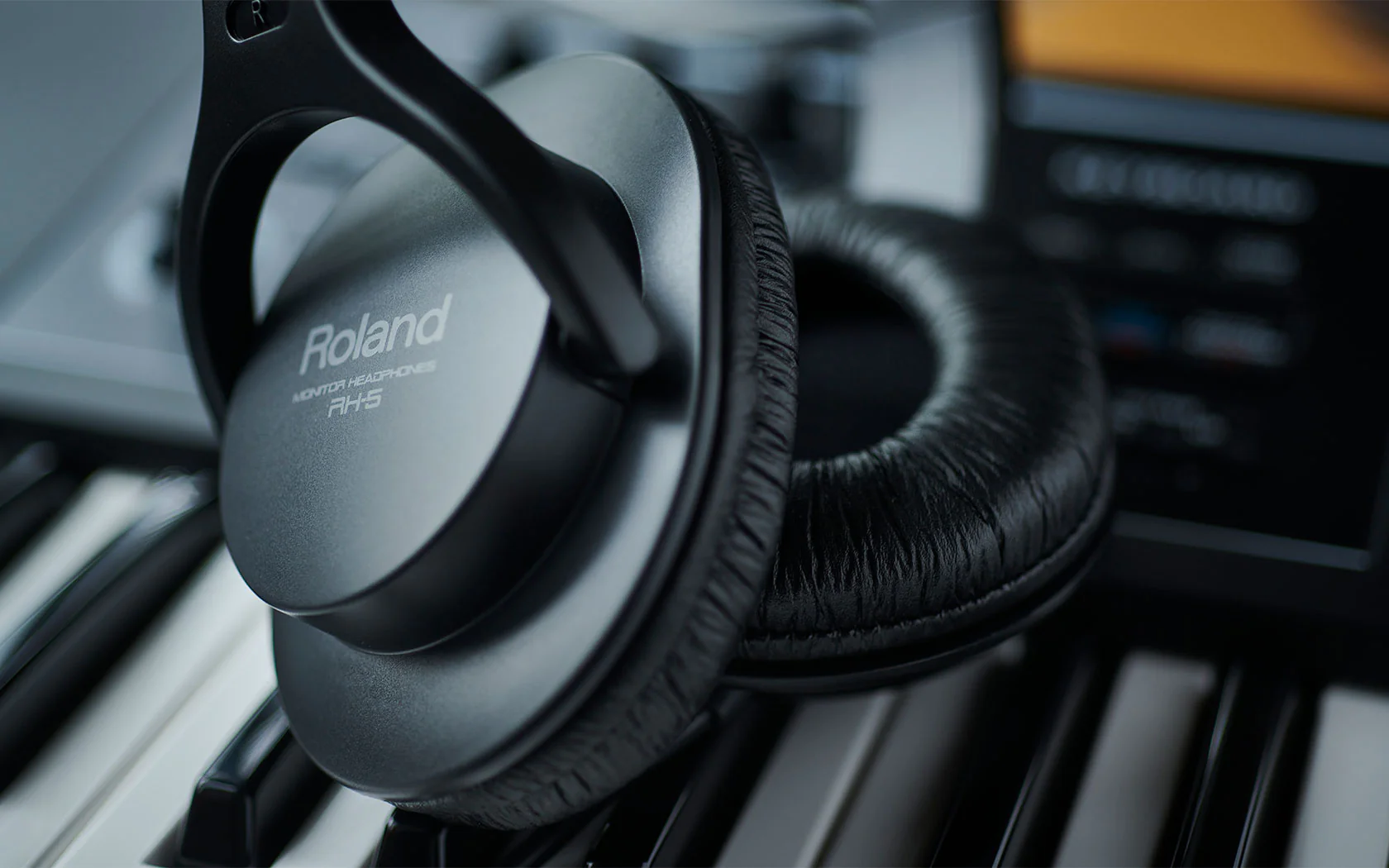 Roland RH-5 Closed Type Stereo Headphones - Image 4