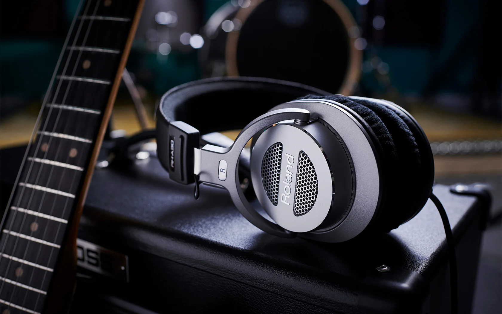 Roland RH-A30 Open Type Stereo Headphones with Pouch - Image 2